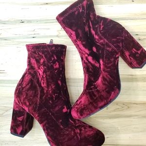 WOW - Mia Vickie Crushed Velvet Red/Plum Booties size 8 berry
